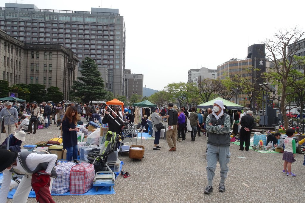 02-Flea market on the Town Hall Square.jpg -                                